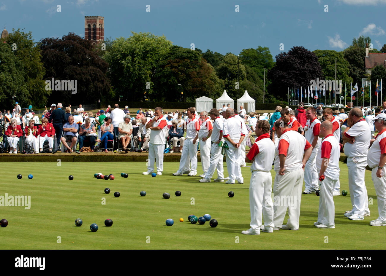 Victoria Park, Leamington Spa, Warwickshire, UK. 2. August 2014. Die 2014 Schalen England nationalen Meisterschaften und nationalen Finale des Wettbewerbs für Männer und Frauen sind über einen Zeitraum von 28 Tagen vom 2. bis 31. August statt. Herren Teams aus Norfolk und Hampshire bestreiten das Finale des Middleton-Cup. Bildnachweis: Colin Underhill/Alamy Live-Nachrichten Stockfoto