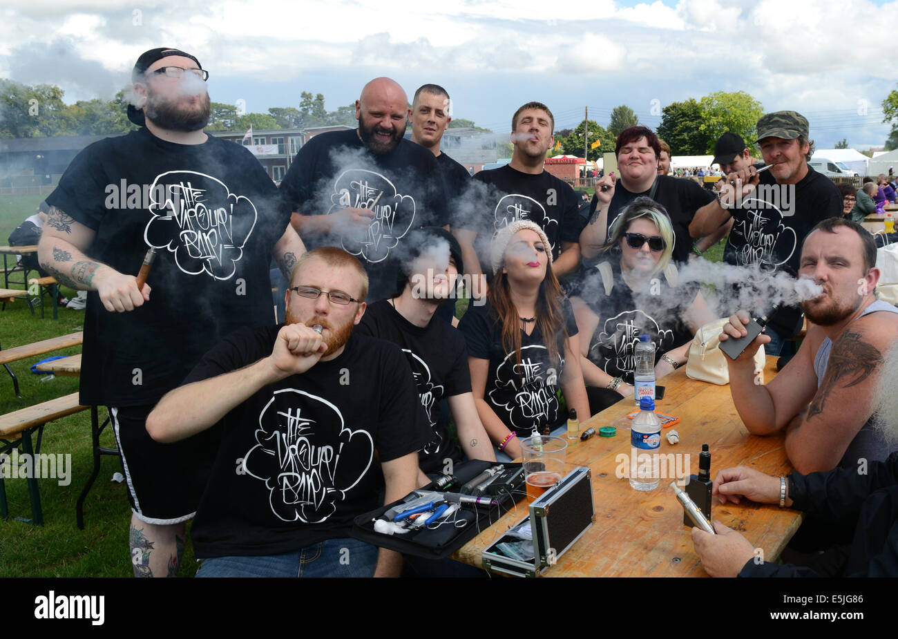 Enthusiasten Ausatmen aus ihrem e-Zigaretten Dampf, wie Tausende von Vapoursists am 2. jährlichen Dampf Festival teilzunehmen. Das von Cumbria machte eine 350 Meile hin-und Rückfahrt zu besuchen. Bildnachweis: David Bagnall/Alamy Live-Nachrichten Stockfoto