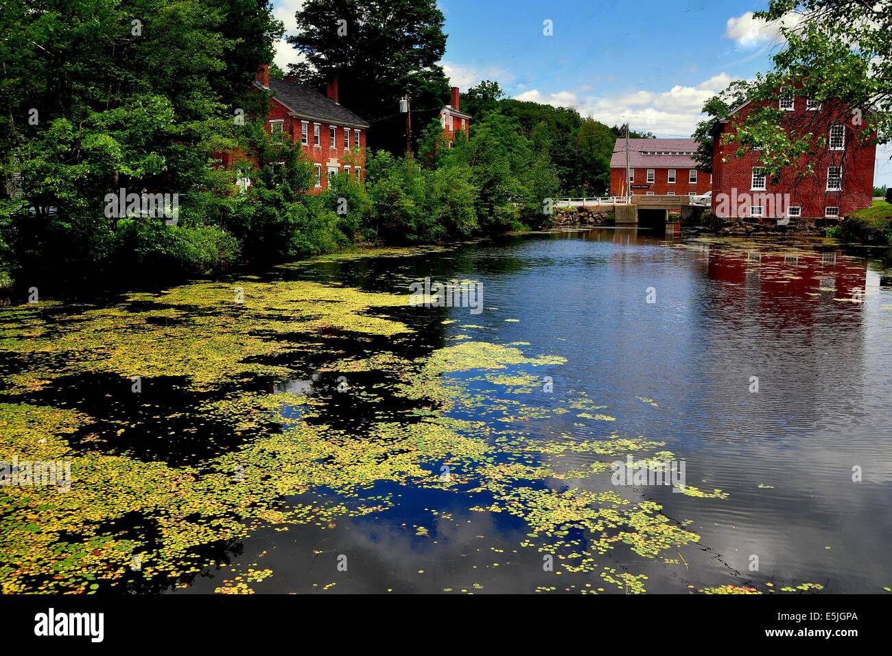 HARRISVILLE, NEW HAMPSHIRE: Blick über den Mühlenteich, Anfang des 19. Jahrhunderts Häuser und Ziegel-Mühlen Stockfoto