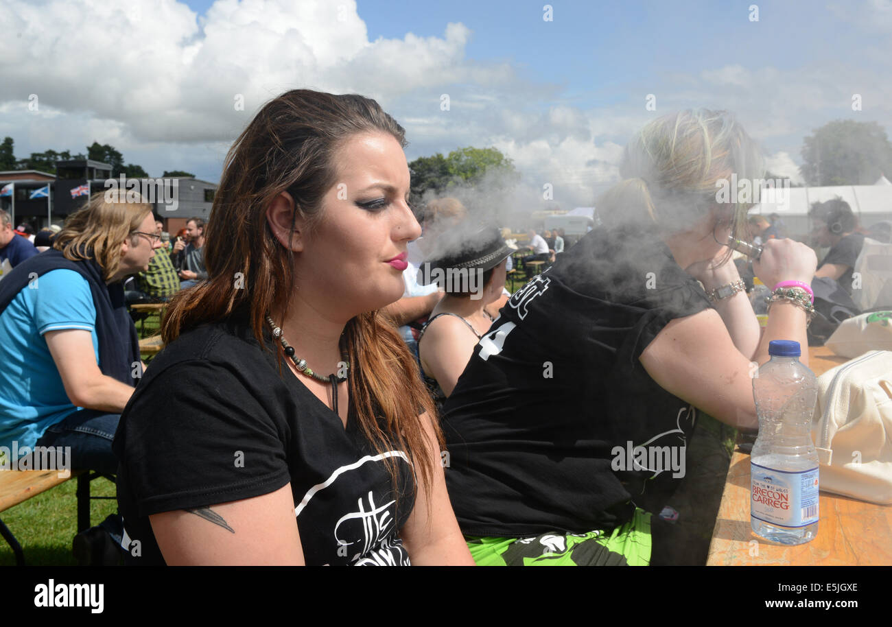 Eine junge Frau, die ihre Vapouriser auf der Vapefest 2014 ausatmen. e Zigarette rauchen dampfen Stockfoto