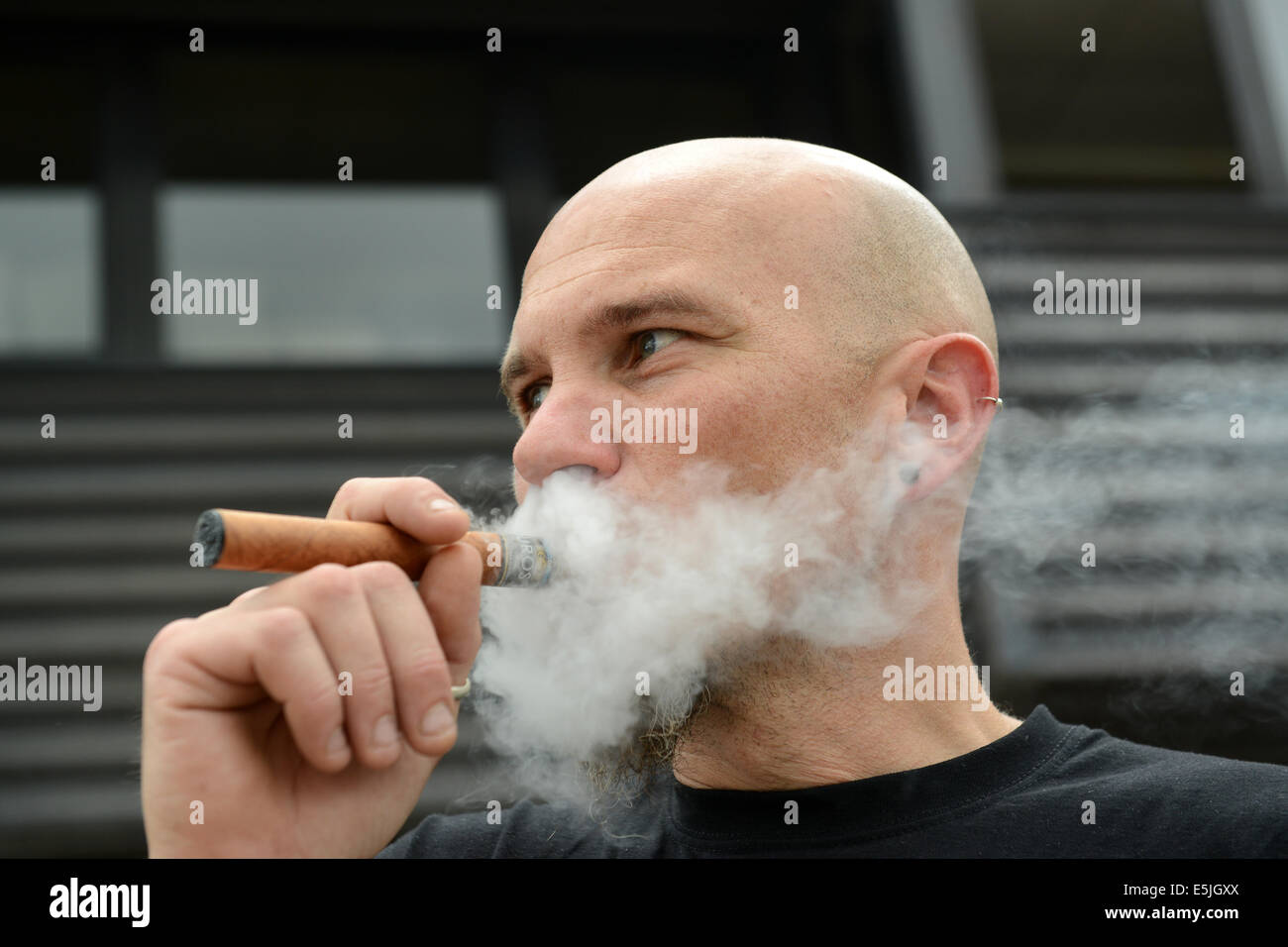 Ross Wareham aus Dublin stürmt auf seinen Zigarrendampfer beim jährlichen Vapour Festival 2.. Kredit: David Bagnall Stockfoto