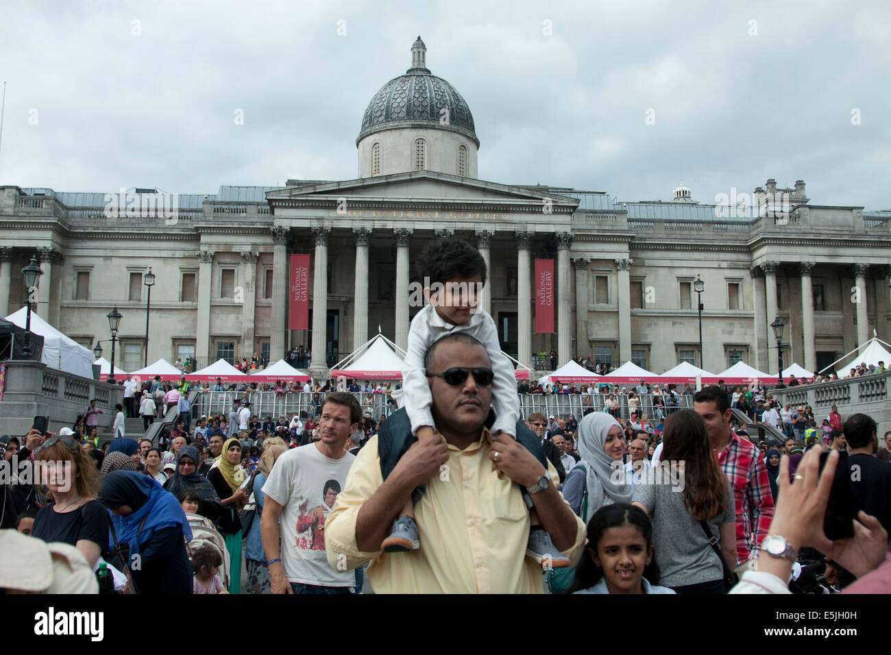 London, UK. 2. August 2014. Mitglieder der Öffentlichkeit besuchen den Eid Festival in Trafalgar Square in London, das Ende des Ramadan Credit: Amer Ghazzal/Alamy Live-Nachrichten Stockfoto