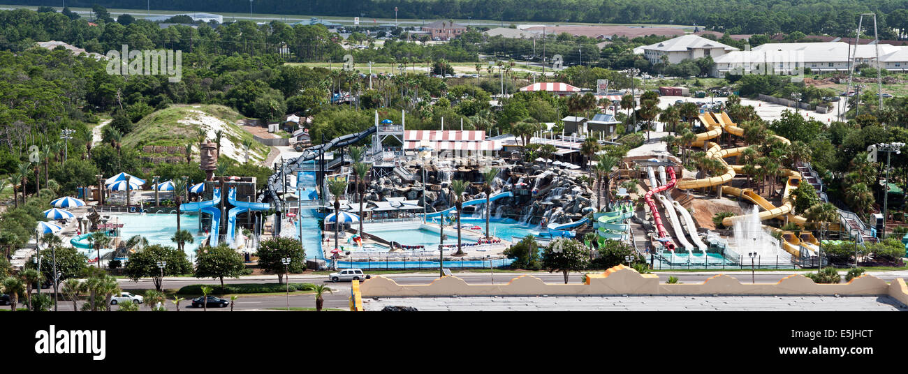 Destin, FL, USA - 24. Juli 2014: Big Kahuna Wasserpark mit Rutschen und Attraktionen in Destin, FL. Stockfoto