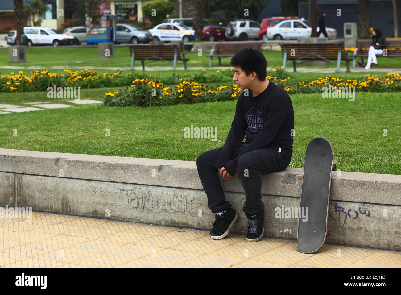 LIMA, PERU - 23. Juli 2013: Nicht identifizierte junge peruanische Skateboarder beobachten andere skateboarding Stockfoto