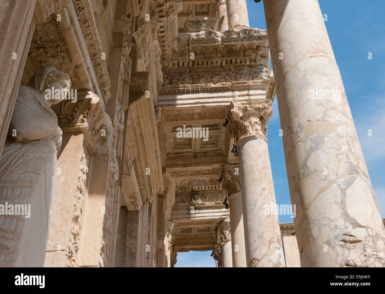 Die direkt unterhalb des Portikus der Celsus-Bibliothek an antiken Ruinen in Ephesus, Selcuk, Türkei. Stockfoto