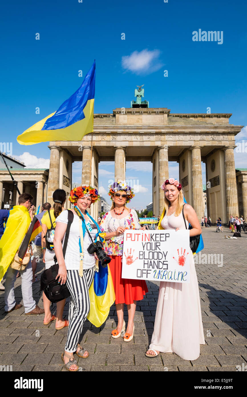 Berlin, Deutschland. 2. August 2014. Ukrainische Demonstranten halten eine Anti-Putin und Russland Demonstration neben Brandenburger Tor in Berlin-Deutschland-Credit: Iain Masterton/Alamy Live News Stockfoto