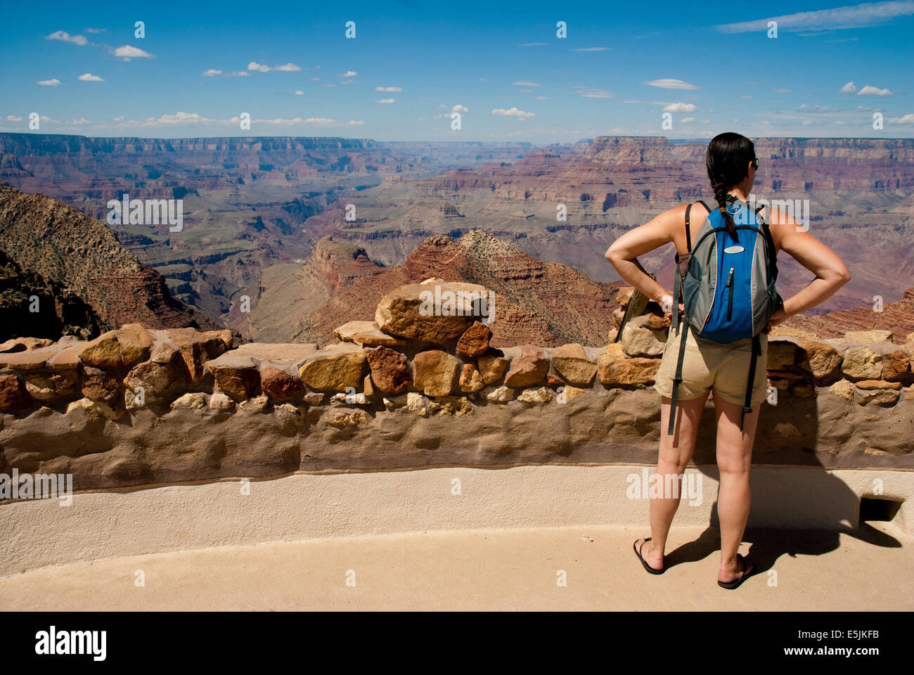 Eine Frau-Touristen auf der Suche am Desert View, Grand Canyon National Park. Arizona USA Stockfoto