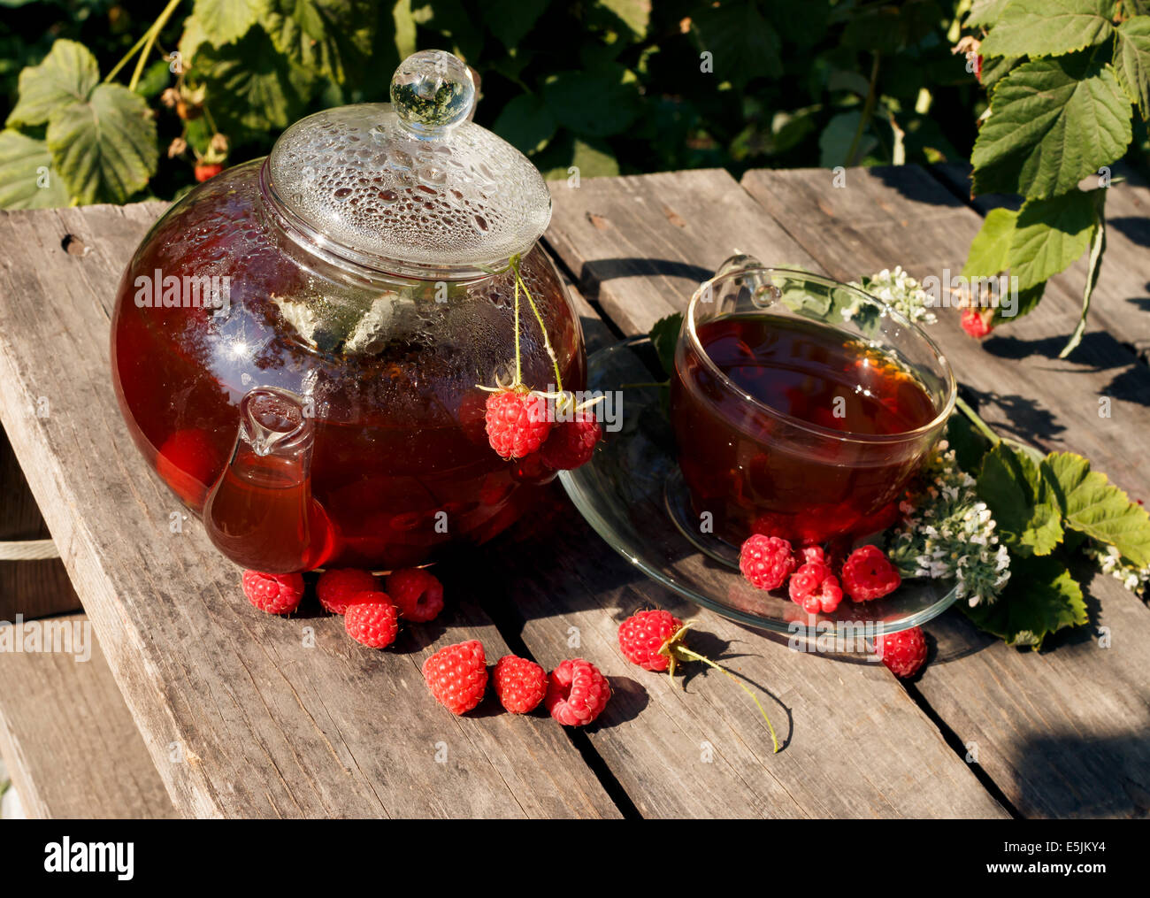 Himbeer Tee In Transparenten Teekanne Und Teetasse Auf Holztisch