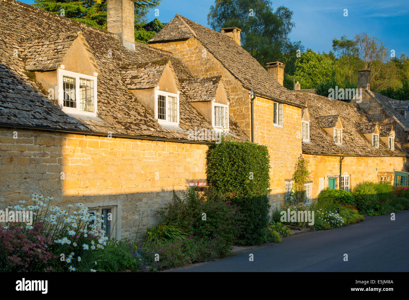 Zeile der angehängten Cottages in Snowshill, Cotswolds, Gloucestershire, England Stockfoto