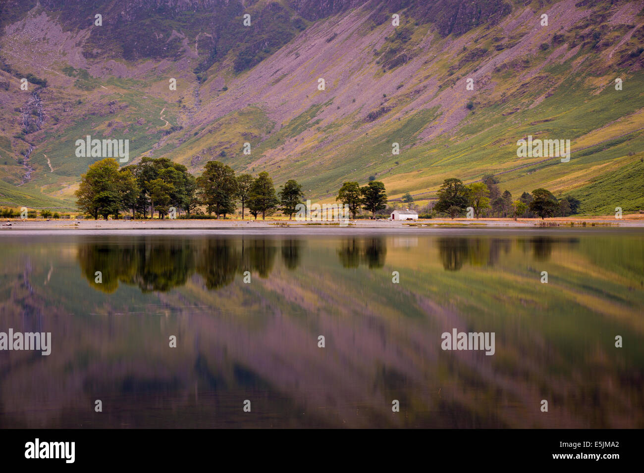 Vor der Morgendämmerung Reflexionen über Buttermere-See, Cumbria, Lake District, England Stockfoto