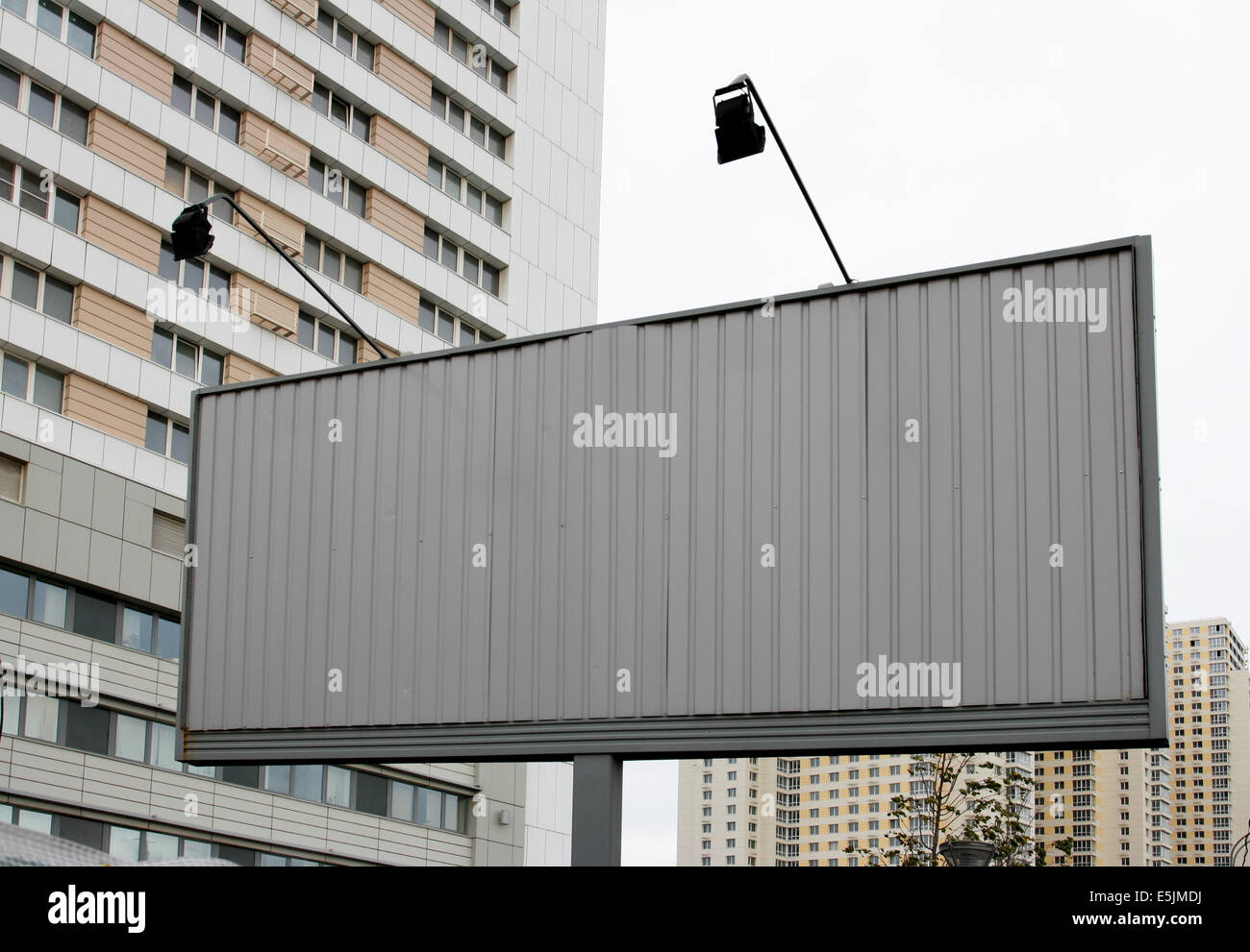 Leere neue Billboard auf Straße und Gebäude im Hintergrund Stockfoto