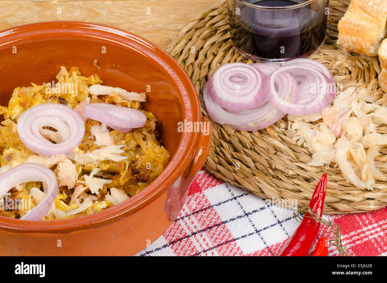 Traditionelle portugiesische Kabeljau Caserole Werved mit Rotwein Stockfoto