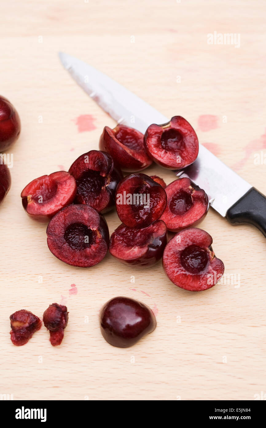 Frische Kirschen vorbereiten. Stockfoto