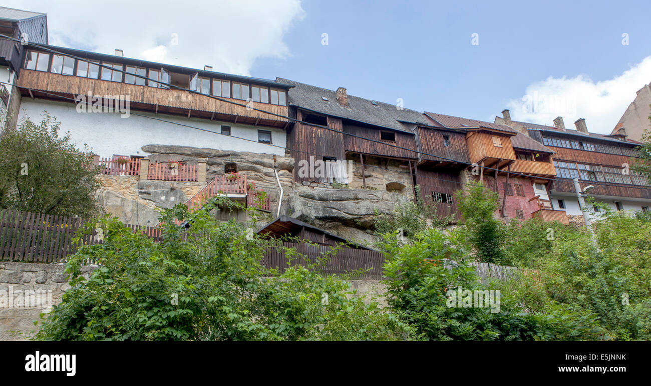 Holzbalkone Vogelhäuser auf dem Felsen - Kamenná Straße, Ustek, Tschechische Republik Nordböhmen Stockfoto