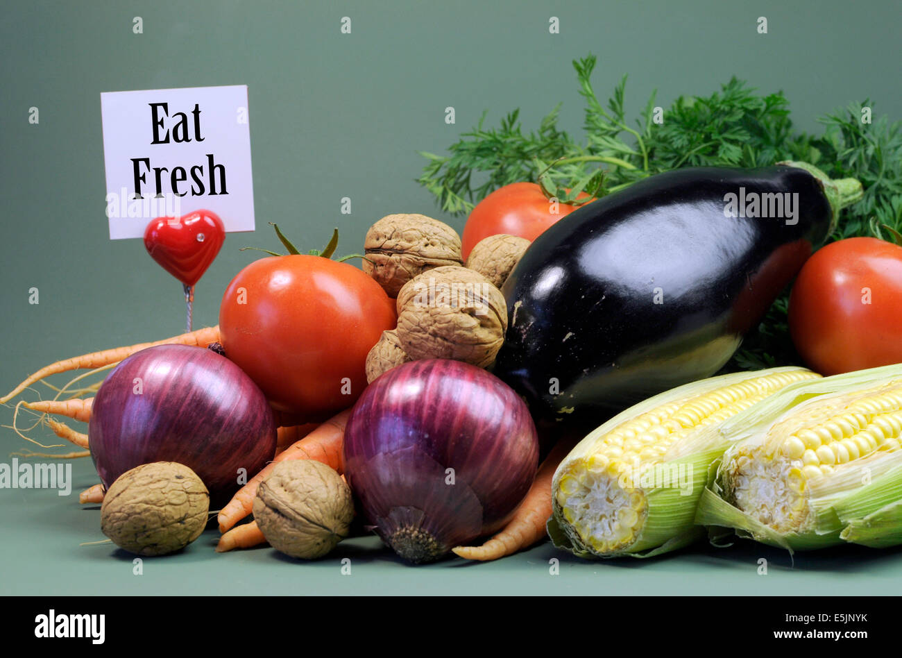 Essen Sie neue Nachricht Zeichen mit frischen rohen vegetarisches Essen mit Auberginen, Zwiebeln, Mais, Tomaten, Walnuss Muttern und Karotten gegen Stockfoto