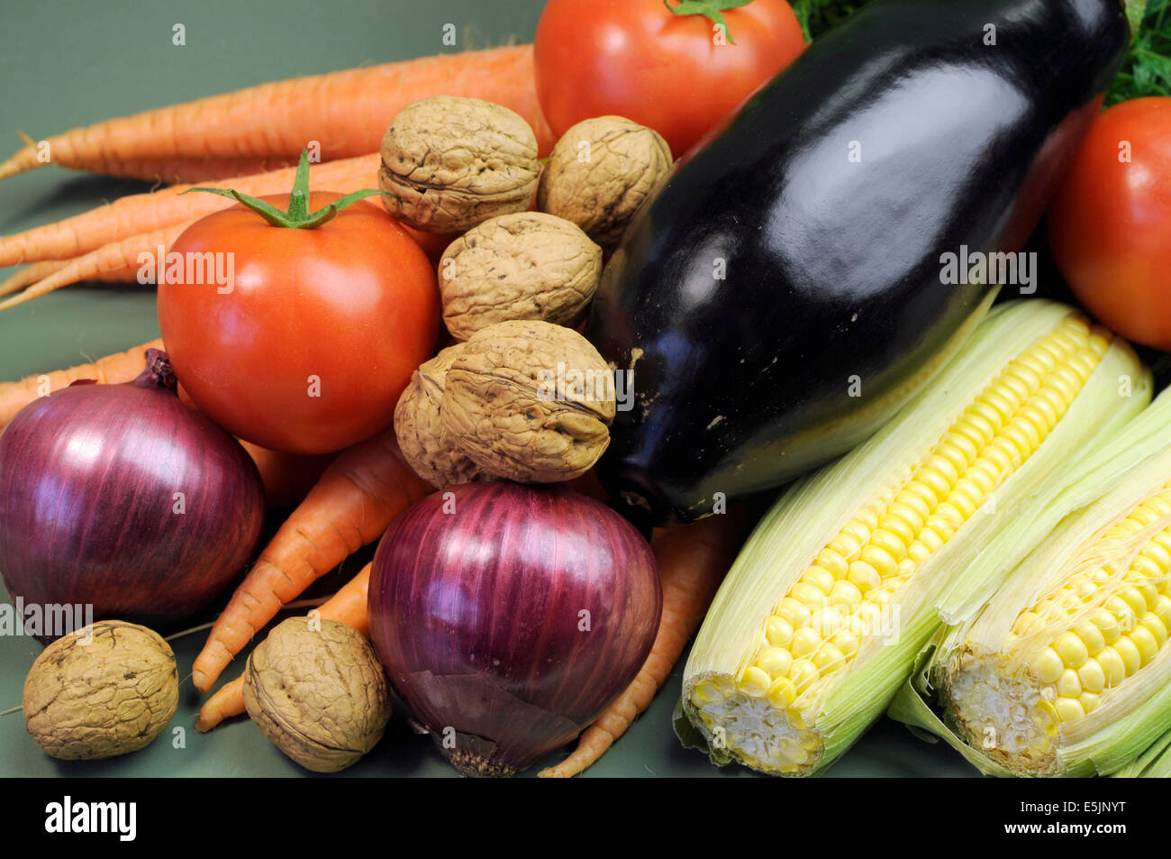 Frische Rohkost mit Auberginen, Walnüsse Muttern Karotten Tomaten und Mais für die gesunde Ernährung Konzept oder Welt vegetarisch Tag Stockfoto