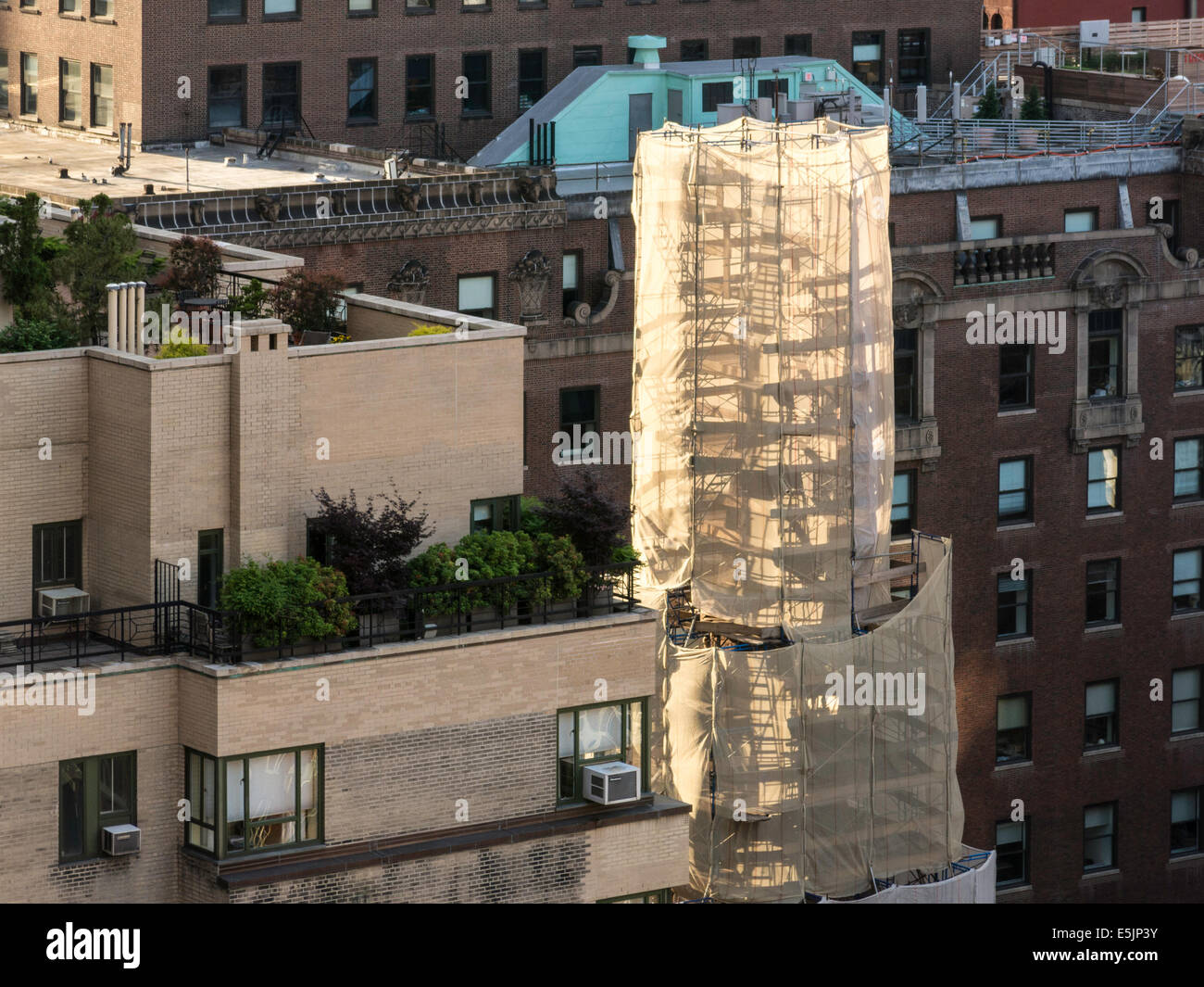 Architektur und Gerüste, NYC Stockfoto