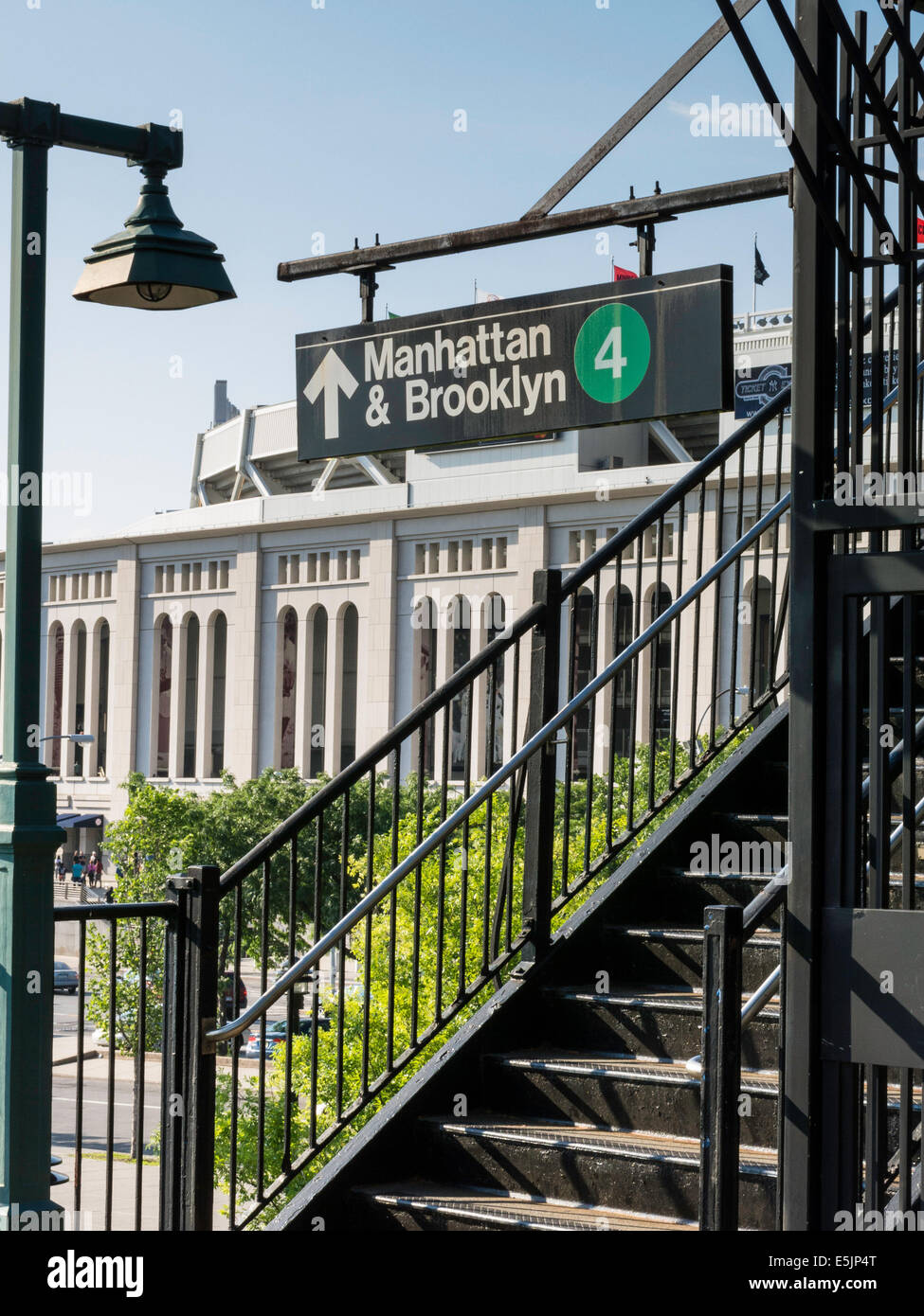 4 Zug, U-Bahn zu stoppen, Beschilderung, 161st Street und Yankee Stadium, Bronx, New York Stockfoto