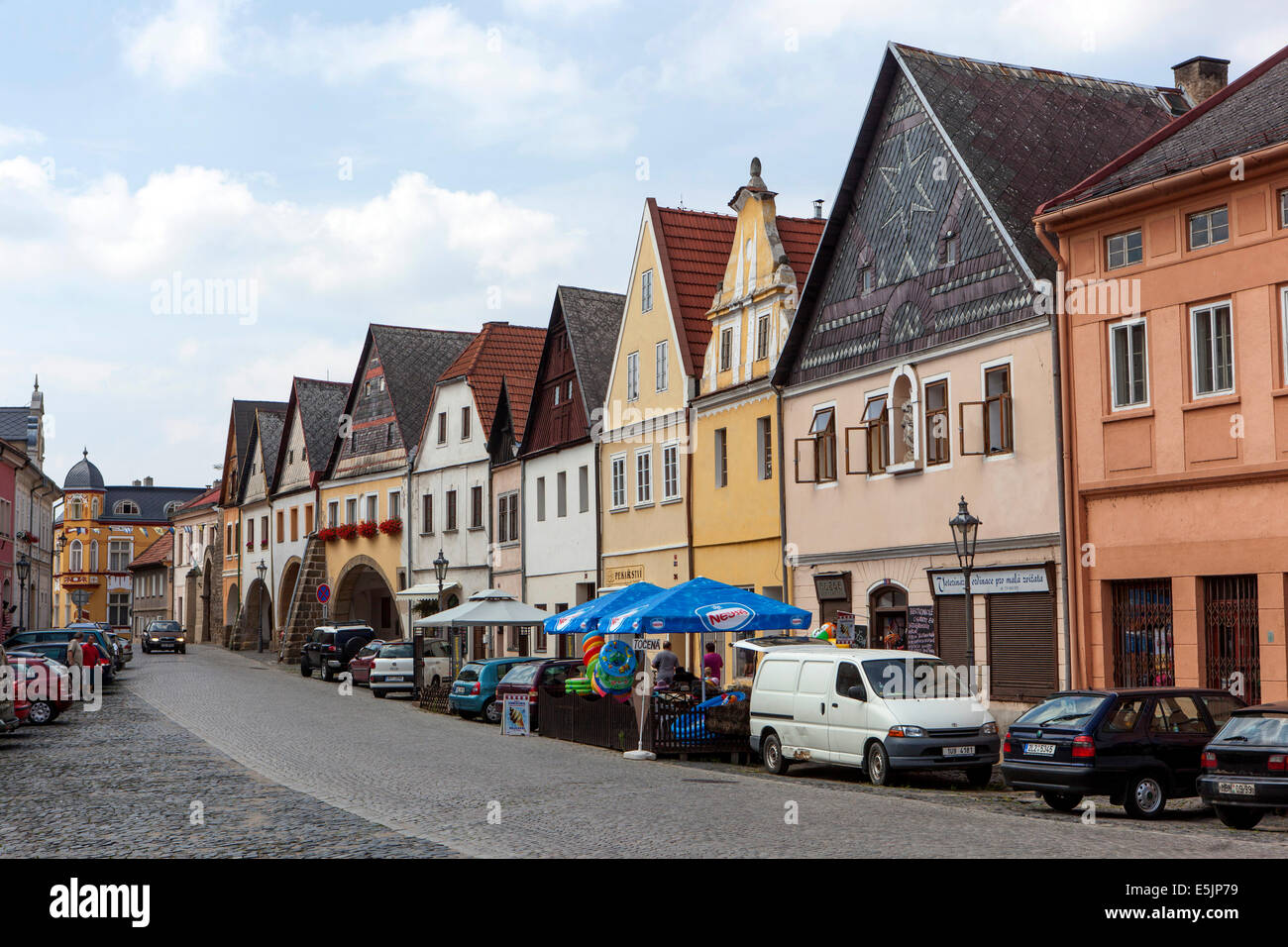 Westlichen Teil des Marktes - Giebel Häuser auf Mirove Square, Ustek Stadt - die kleinste städtische Erhaltung in der Tschechischen Republik-N Stockfoto