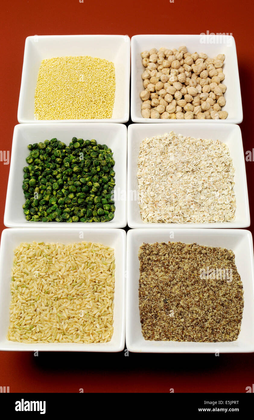 Glutenfreie Getreide essen - brauner Reis, Hirse, LSA, Buchweizen Flocken und Kichererbsen und Erbsen Hülsenfrüchte - für eine gesunde Diät-fr Stockfoto