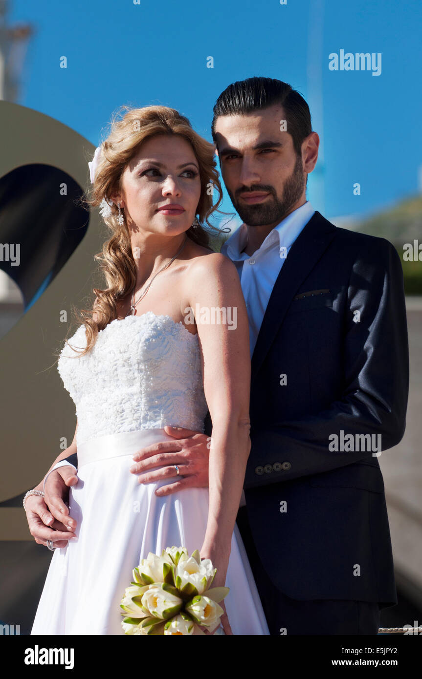 Ein paar in Hochzeitskleidung vor Liebe Statue von Robert Indiana, Kaskade von Eriwan, Armenien Stockfoto