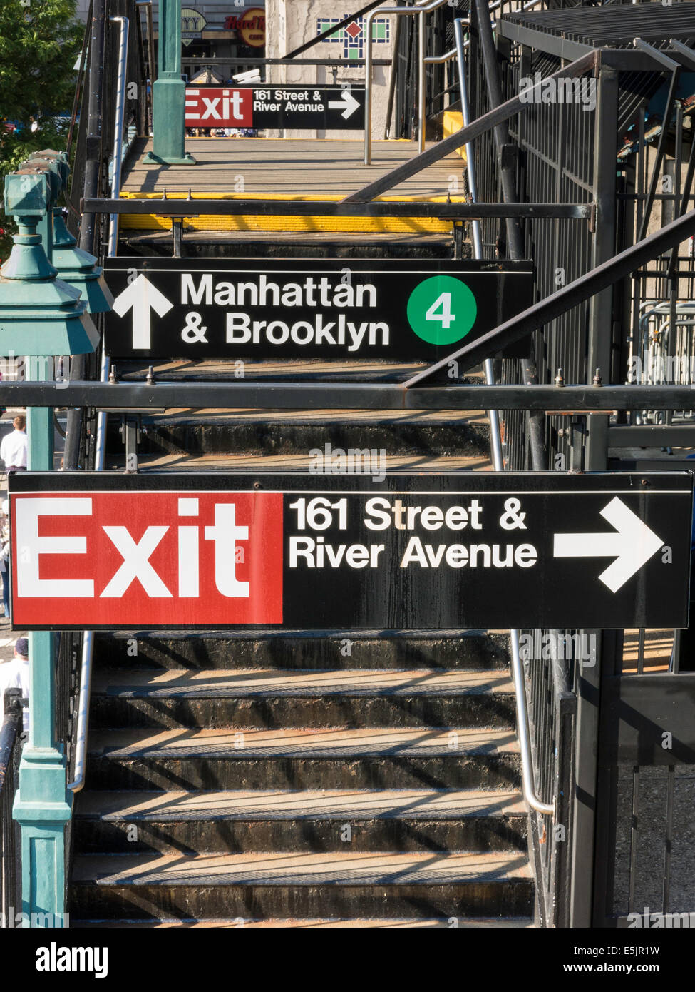 4 Zug, U-Bahn stoppen Signage, 161st Street am Yankee Stadium, Bronx, New York Stockfoto