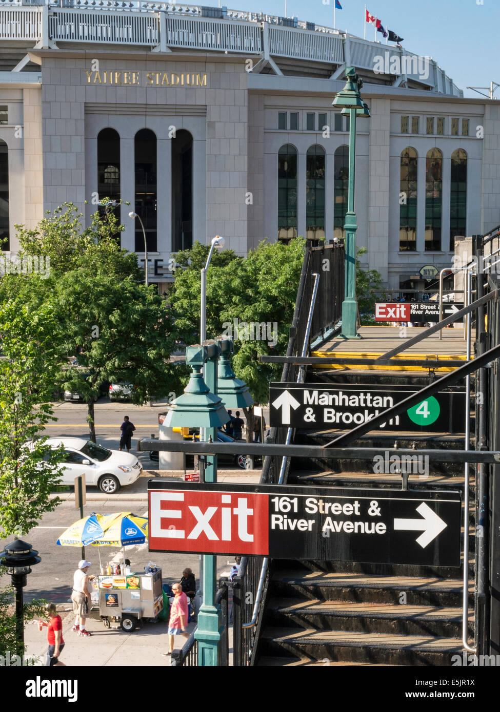 4 Zug, U-Bahn zu stoppen, Beschilderung, 161st Street und Yankee Stadium, Bronx, New York Stockfoto