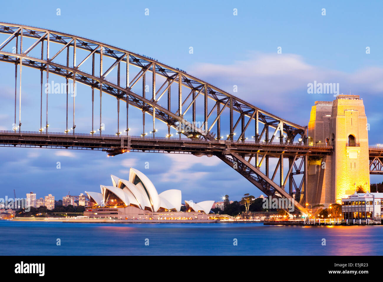 Sydney Harbour Bridge und Opernhaus von Sydney, Australien, in der Dämmerung beleuchtet. Stockfoto