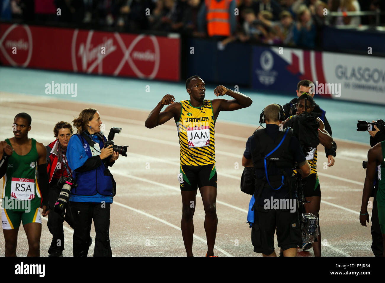 Hampden Park, Glasgow 2. August 2014. Commonwealth Games Männer 4 x 100 endgültig.  Usain Bolt bringt nach Hause den Staffelstab für Jamaika in neuer Rekordzeit Spiele von 37.58.  England wurde Zweiter in 38.02. Jamaikanische Team - Jason Livermore; Kemar Bailey-Cole; Nickel Ashmeade und Usain Bolt. Stockfoto