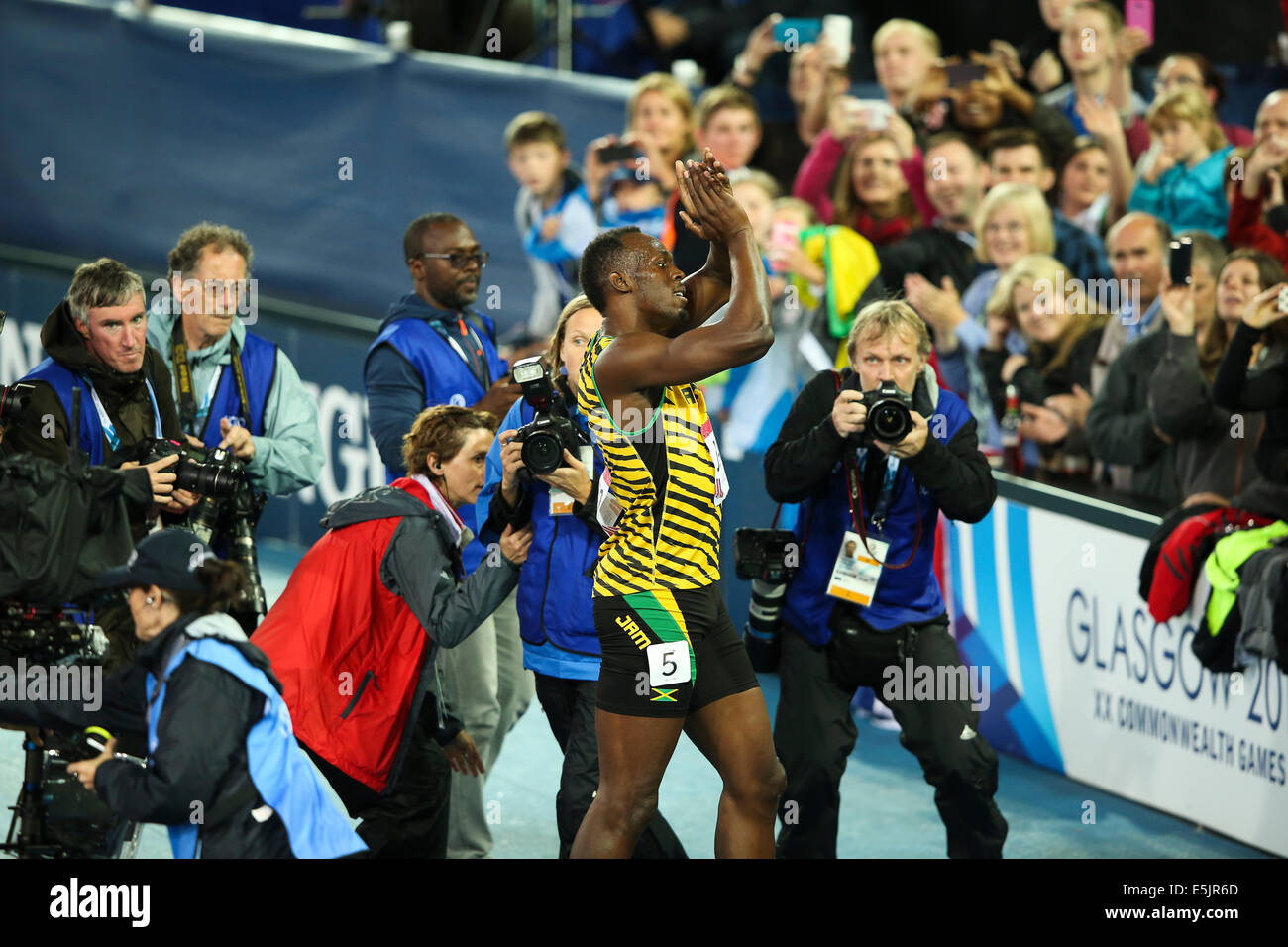 Hampden Park, Glasgow 2. August 2014. Commonwealth Games Männer 4 x 100 endgültig.  Usain Bolt bringt nach Hause den Staffelstab für Jamaika in neuer Rekordzeit Spiele von 37.58.  England wurde Zweiter in 38.02. Jamaikanische Team - Jason Livermore; Kemar Bailey-Cole; Nickel Ashmeade und Usain Bolt. Stockfoto