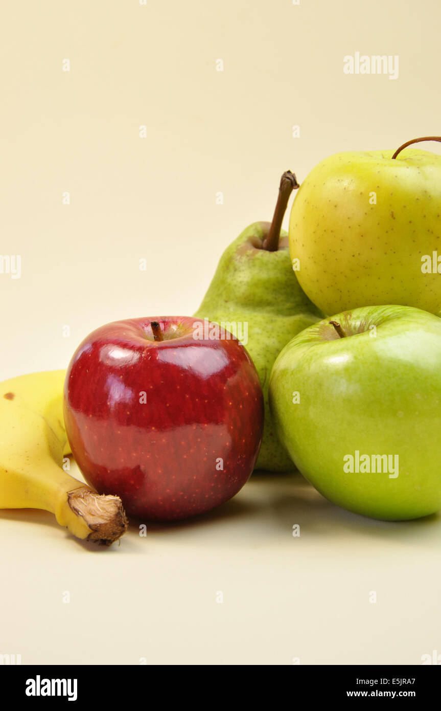 Gesunde Ernährung-Gruppe - Obst: Äpfel, Birnen und Bananen. Stockfoto