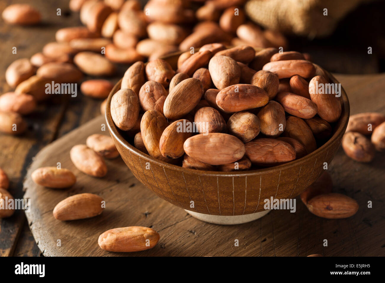Rohe Bio Kakaobohnen in einer Schüssel Stockfoto
