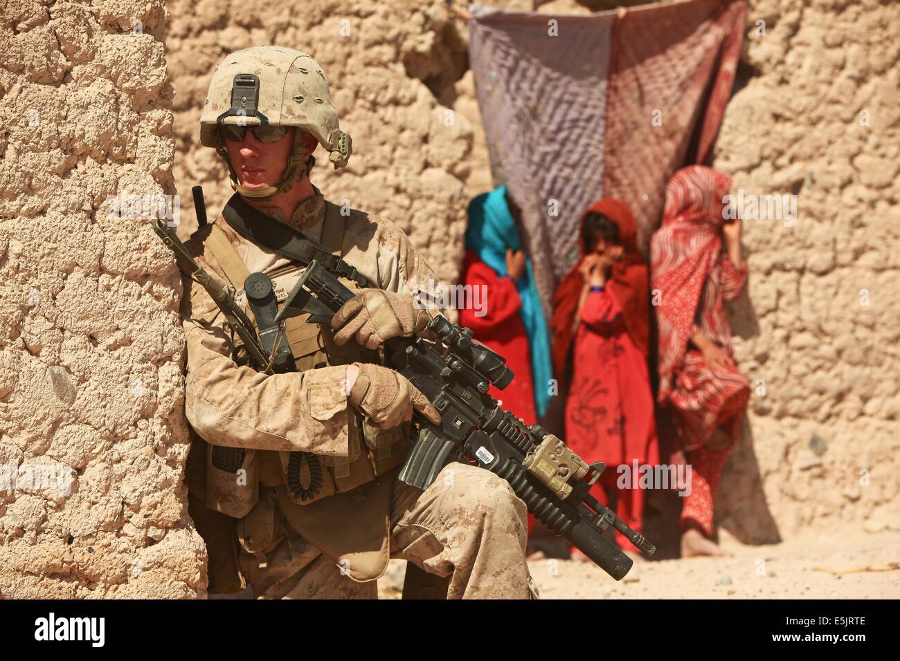 CPL. Marcus Yeakel mit dem 1. Bataillon, 25. Marineregiment wacht während einer Patrouille in einem Dorf 2. Oktober 2010 in Washir District, Provinz Helmand, Afghanistan. Stockfoto