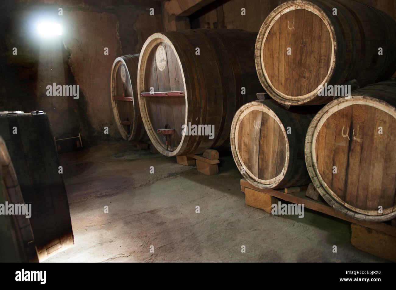 Großen Barrells in einem Weingut, Areni, Armenien Stockfoto