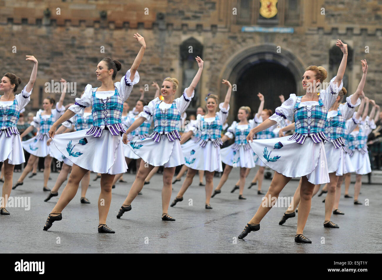 Edinburgh, Schottland. 2. August 2014. Das Royal Edinburgh Military Tattoo findet auf dem Vorplatz der Welt berühmten Edinburgh Castle im August. Die jährliche Feier der Musik und Unterhaltung präsentiert Musiker aus 46 Ländern auf 6 Kontinenten und beinhaltet verschiedene schottische militärische Regimenter, Pipebands und Militärkapellen aus der ganzen Welt. Das Tattoo kann Publikum von mehr als 200.000 Menschen aus der ganzen Welt und ist auch mehr als 100 Millionen Menschen ausgestrahlt. © Andrew Steven Graham/Alamy Leben Stockfoto