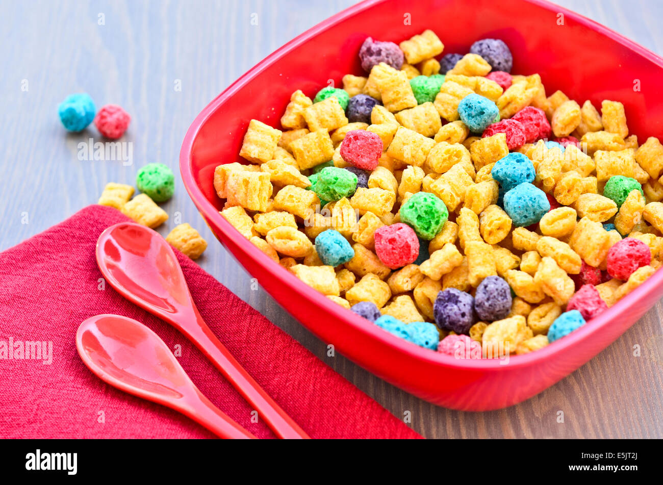 Schüssel mit Mais und Hafer Müsli und zwei Löffel auf einem Holztisch Stockfoto