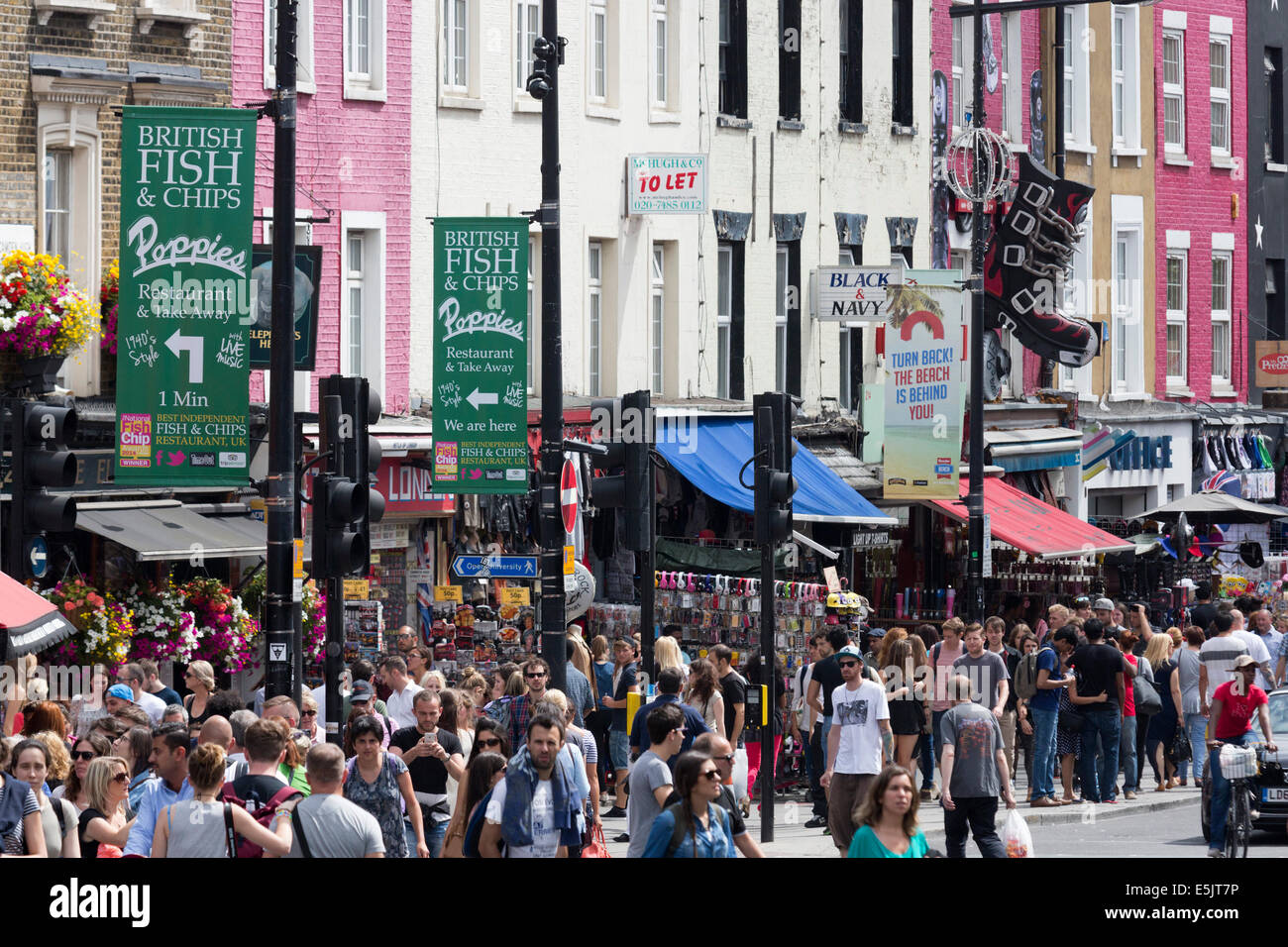 Eine überfüllte Camden High Street, Camden Market, London, England, UK Stockfoto