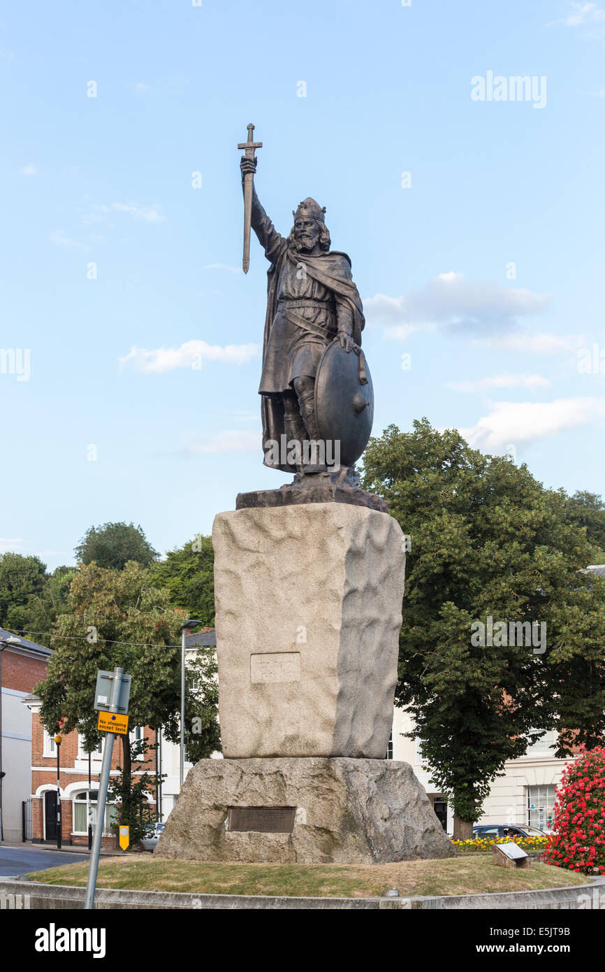 König Alfred Statue, ein berühmtesten Wahrzeichen in Winchester Stadtzentrum, mit blauem Himmel an einem Sommertag Stockfoto