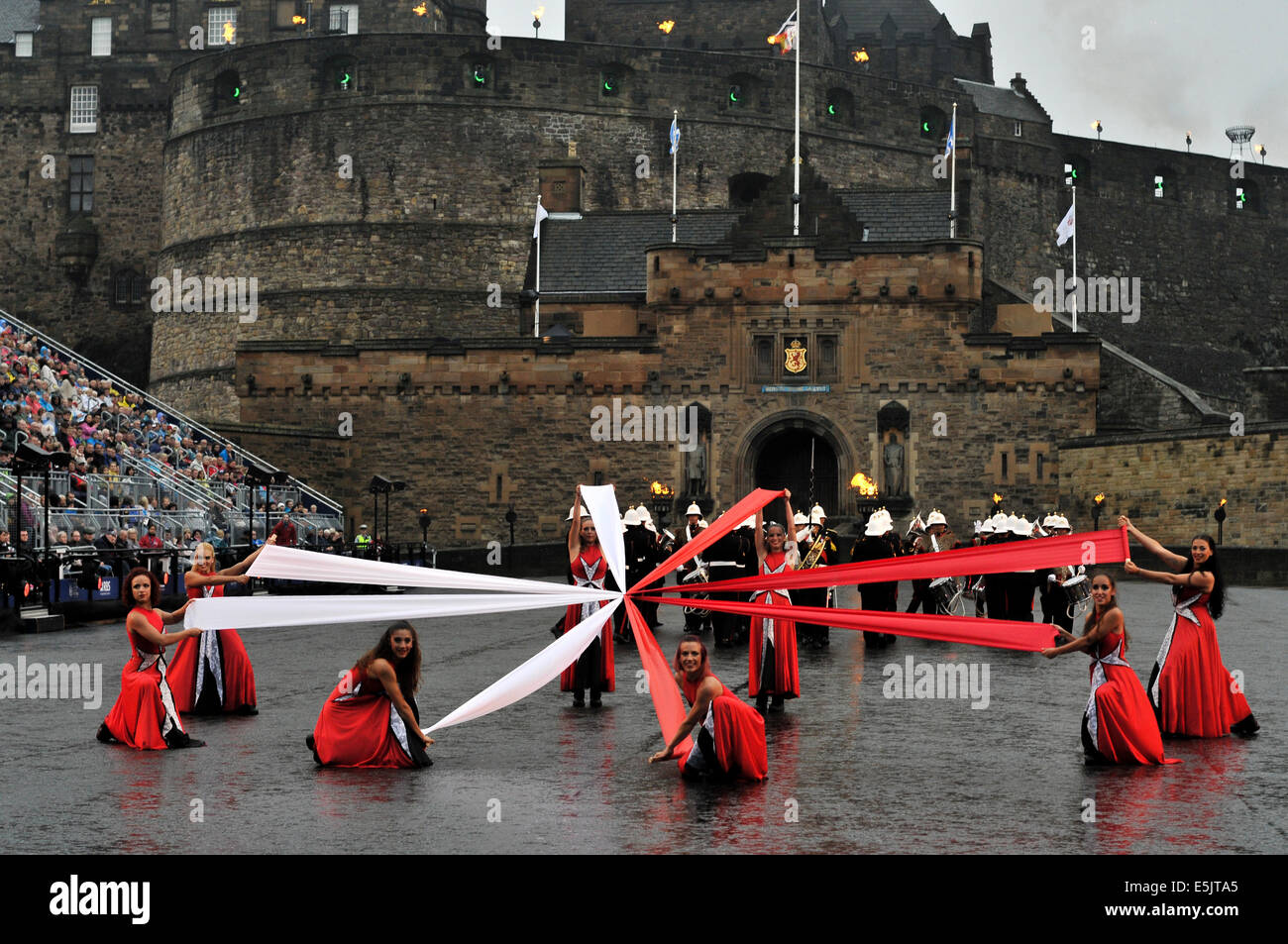 Edinburgh, Schottland. 2. August 2014. Das Royal Edinburgh Military Tattoo findet auf dem Vorplatz der Welt berühmten Edinburgh Castle im August. Die jährliche Feier der Musik und Unterhaltung präsentiert Musiker aus 46 Ländern auf 6 Kontinenten und beinhaltet verschiedene schottische militärische Regimenter, Pipebands und Militärkapellen aus der ganzen Welt. Das Tattoo kann Publikum von mehr als 200.000 Menschen aus der ganzen Welt und ist auch mehr als 100 Millionen Menschen ausgestrahlt. © Andrew Steven Graham/Alamy Leben Stockfoto