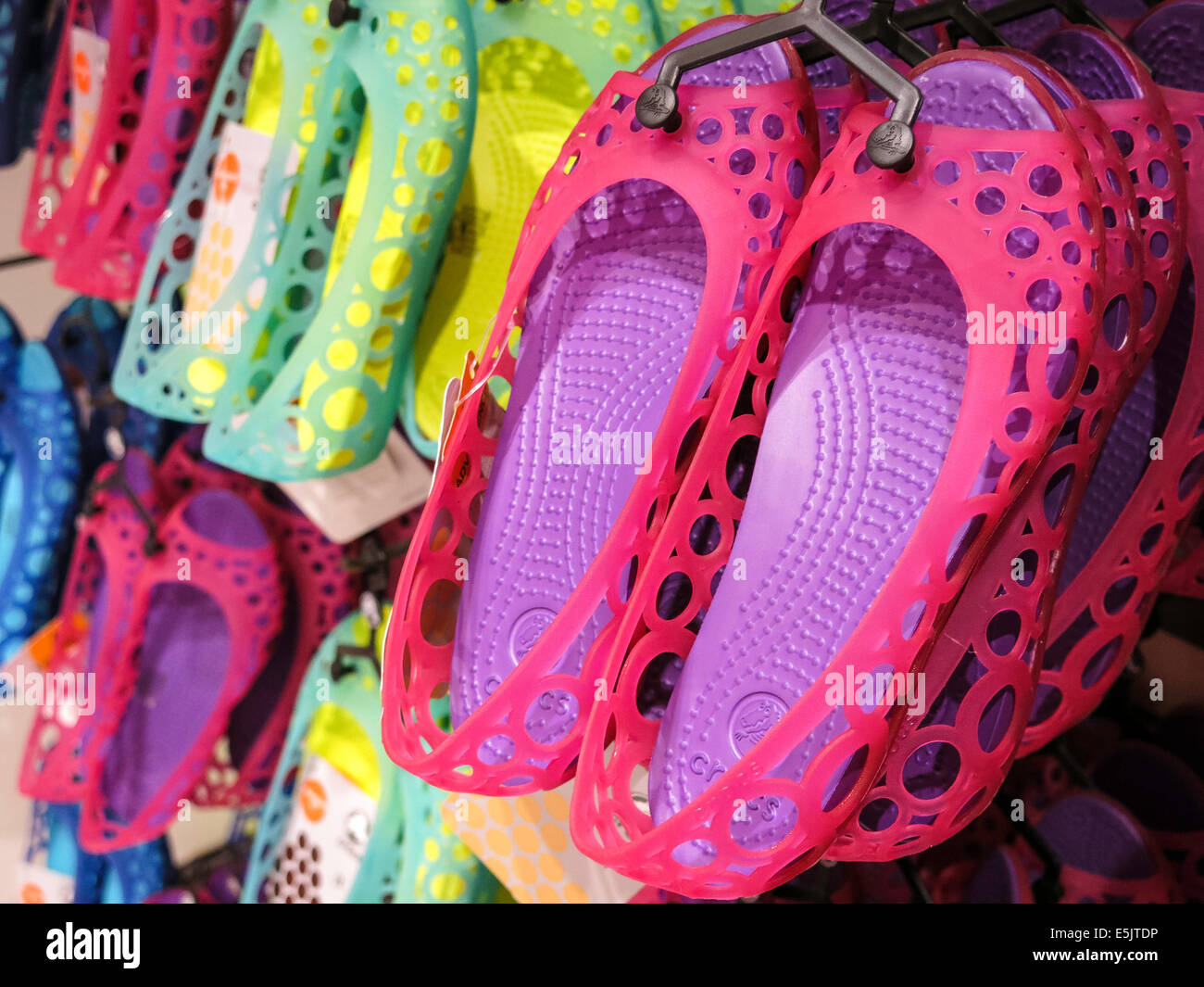 Crocs synthetischen Schaum Schuhgeschäft bei 152 West 34th Street, NYC Stockfoto