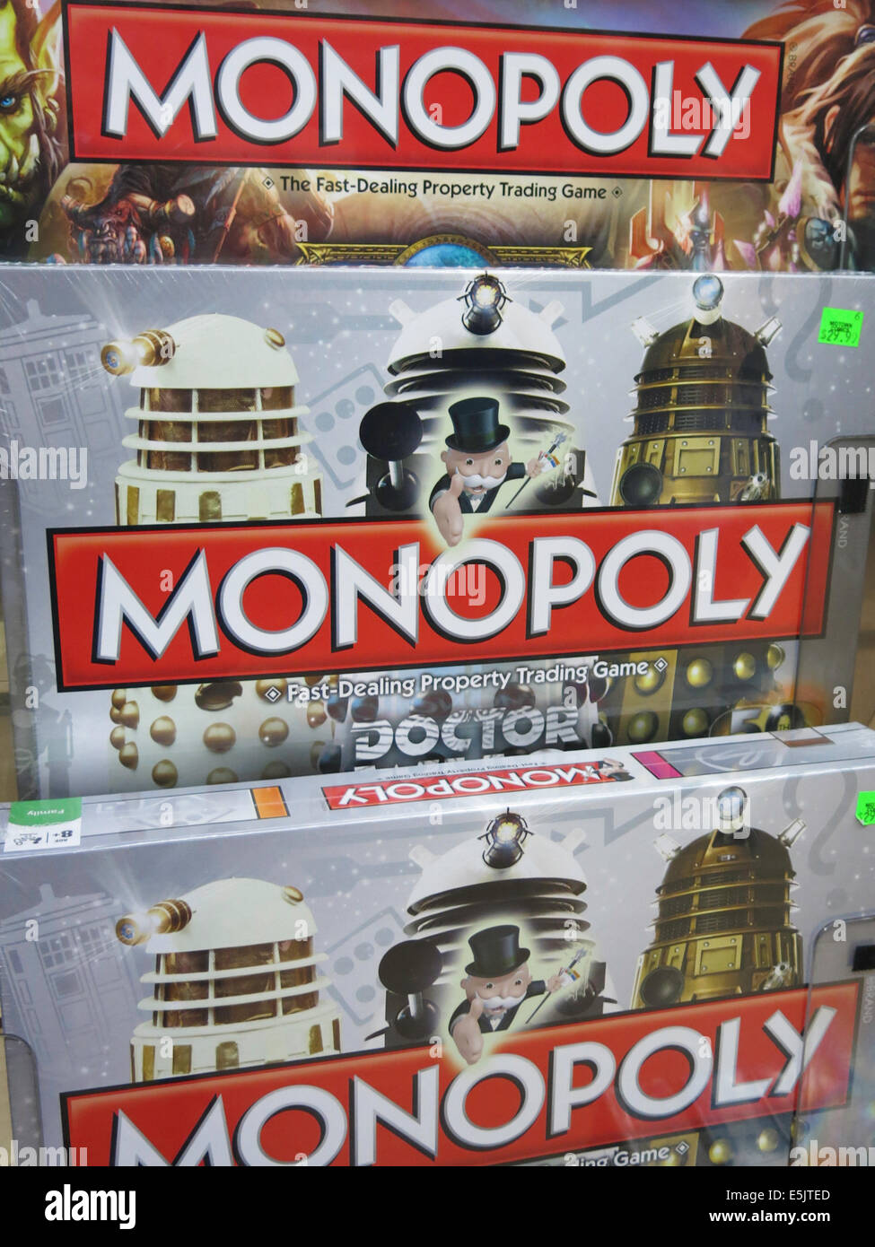 Stars Wars Monopoly Game Sets mit Game Mascot Rich Uncle Pennybags, Midtown  Comics Store, Times Square, NYC, USA Stockfotografie - Alamy