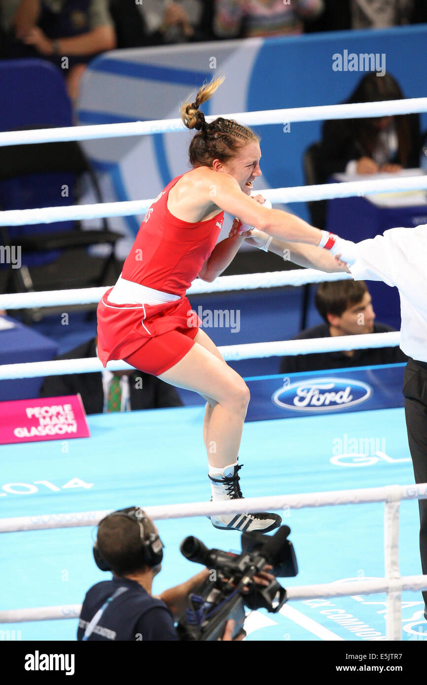 Glasgow, Schottland. 2. August 2014. Glasgow Commonwealth Games. 10. Tag. SSE Hydro. Frauen Boxen. Licht (57-60kg) Finale. Shelley Watt (AUS) in rot, im Vergleich zu Laishram Devi (IND) in blau. Bildnachweis: Aktion Plus Sport/Alamy Live-Nachrichten Stockfoto