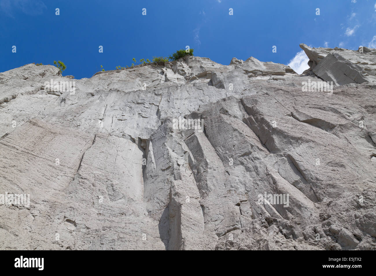 Niedrigen Winkel Blick auf eine Felswand im Laufe des Tages Stockfoto