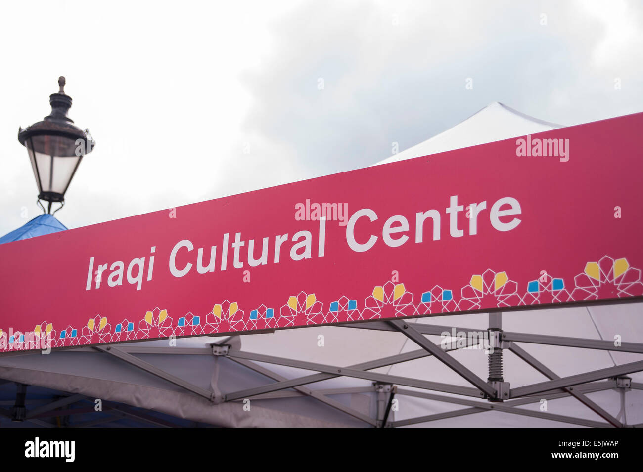 London, UK, organisiert 2. August 2014 - Tausende zum Trafalgar Square für das jährliche Festival von Eid, geleitet durch den Bürgermeister von London, in der Feier des Endes des Ramadan.  Im Bild: ein Künstler zeigt die Kunst der Kalligraphie im irakischen Kulturzentrum.  Bildnachweis: Stephen Chung/Alamy Live-Nachrichten Stockfoto