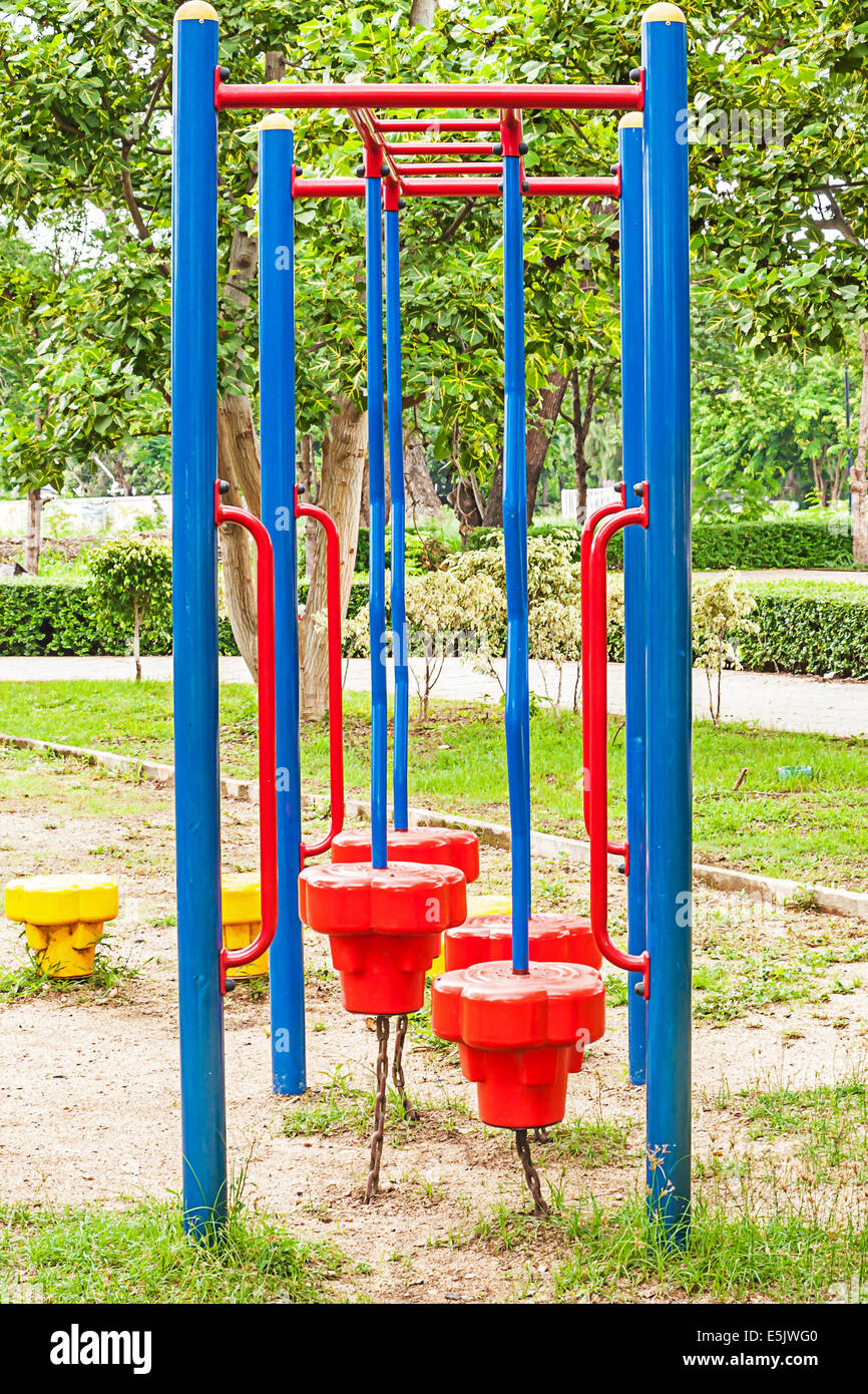 Bunte Spielgeräte im öffentlichen park Stockfoto