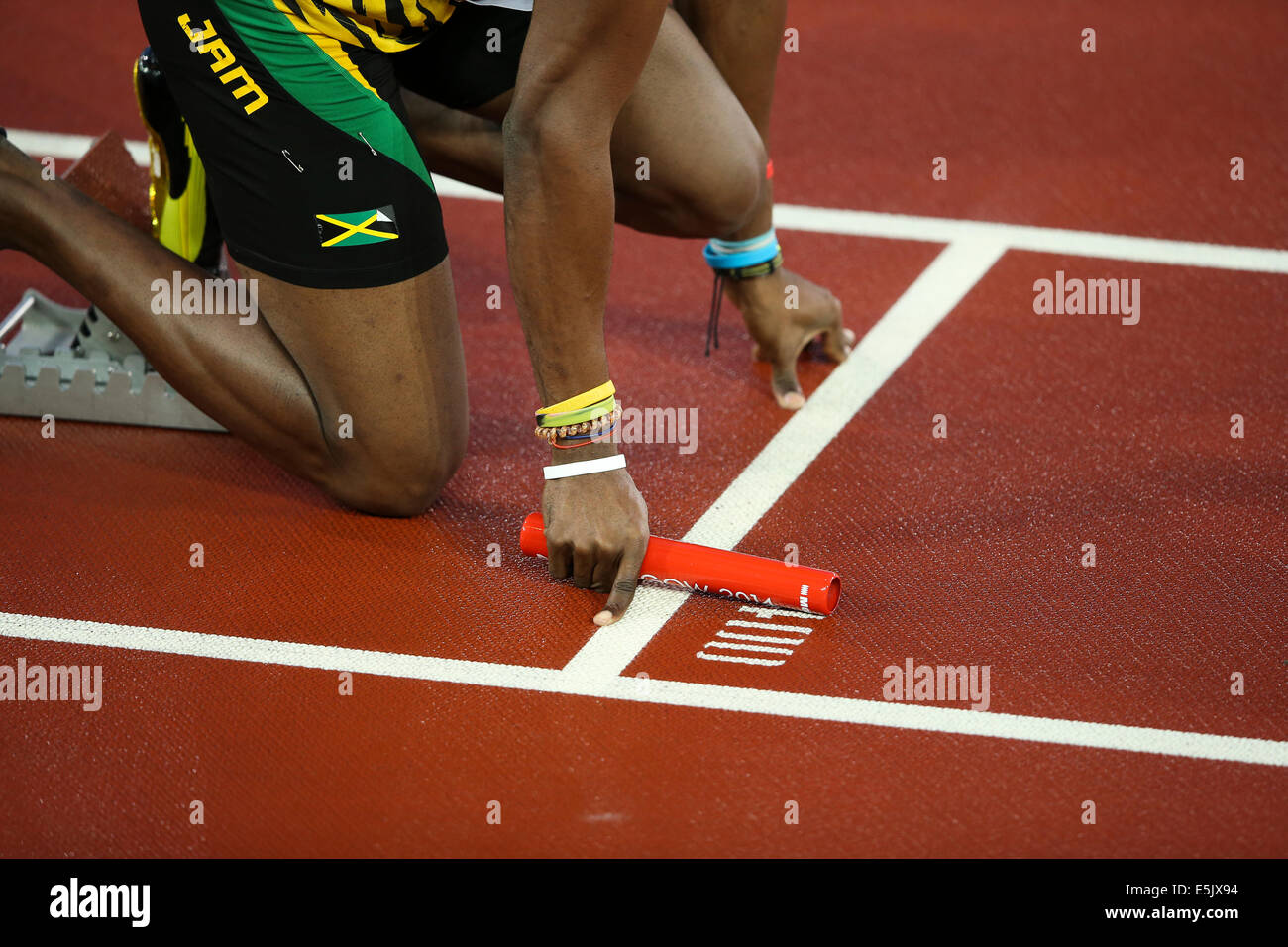 Hampden Park, Glasgow 2. August 2014. Commonwealth Games Männer 4 x 100 endgültig.  Usain Bolt bringt nach Hause den Staffelstab für Jamaika in neuer Rekordzeit Spiele von 37.58.  England wurde Zweiter in 38.02. Jamaikanische Team - Jason Livermore; Kemar Bailey-Cole; Nickel Ashmeade und Usain Bolt. Jason Livermore auf den Start blockiert Credit: ALAN OLIVER/Alamy Live News Stockfoto