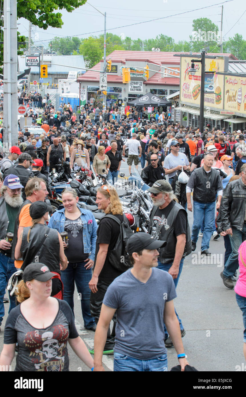 Blick auf die Menge an der Hauptstraße von Hafen Dover, Ontario, Kanada, während die "Freitag der dreizehnte" Motorrad-Rallye. Stockfoto