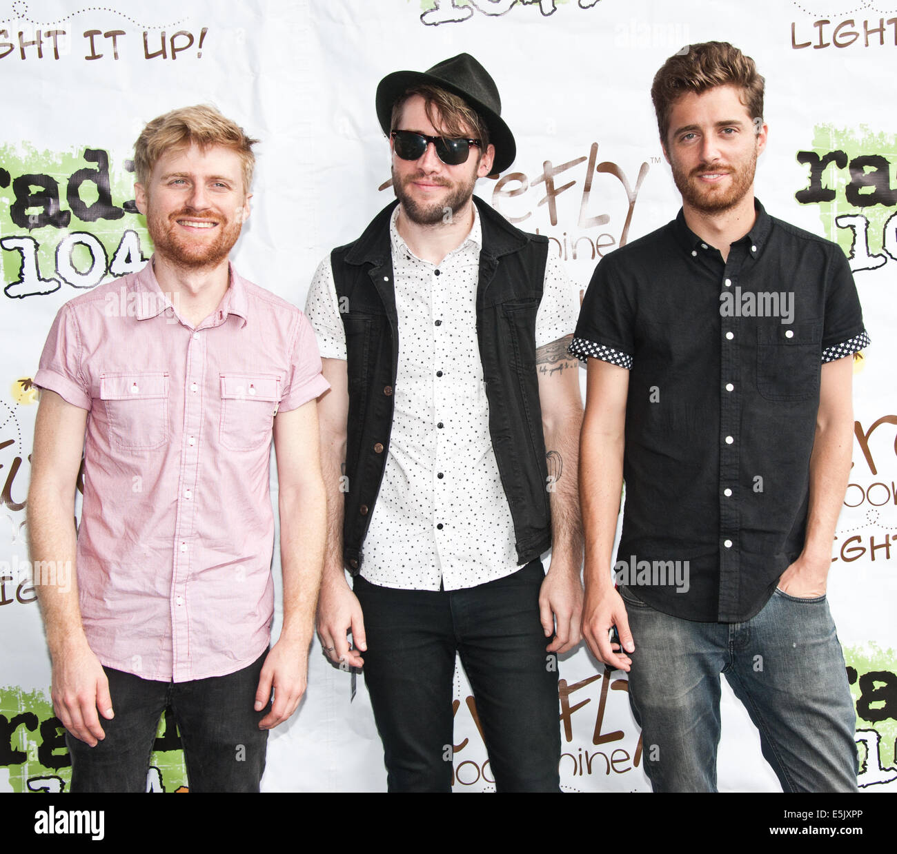 Philadelphia, Pennsylvania, USA. 2. August 2014. (L, R) Tommy Siegel, Jesse Kristin und Ben Thornewill der amerikanischen Indie-Rock Band Jukebox die Ghost-Pose bei Radio 1045 Sommer Block Party Konzert am Festival Pier auf 2. August 2014 in Philadelphia, Pennsylvania, Vereinigte Staaten von Amerika. Bildnachweis: Paul Froggatt/Alamy Live-Nachrichten Stockfoto