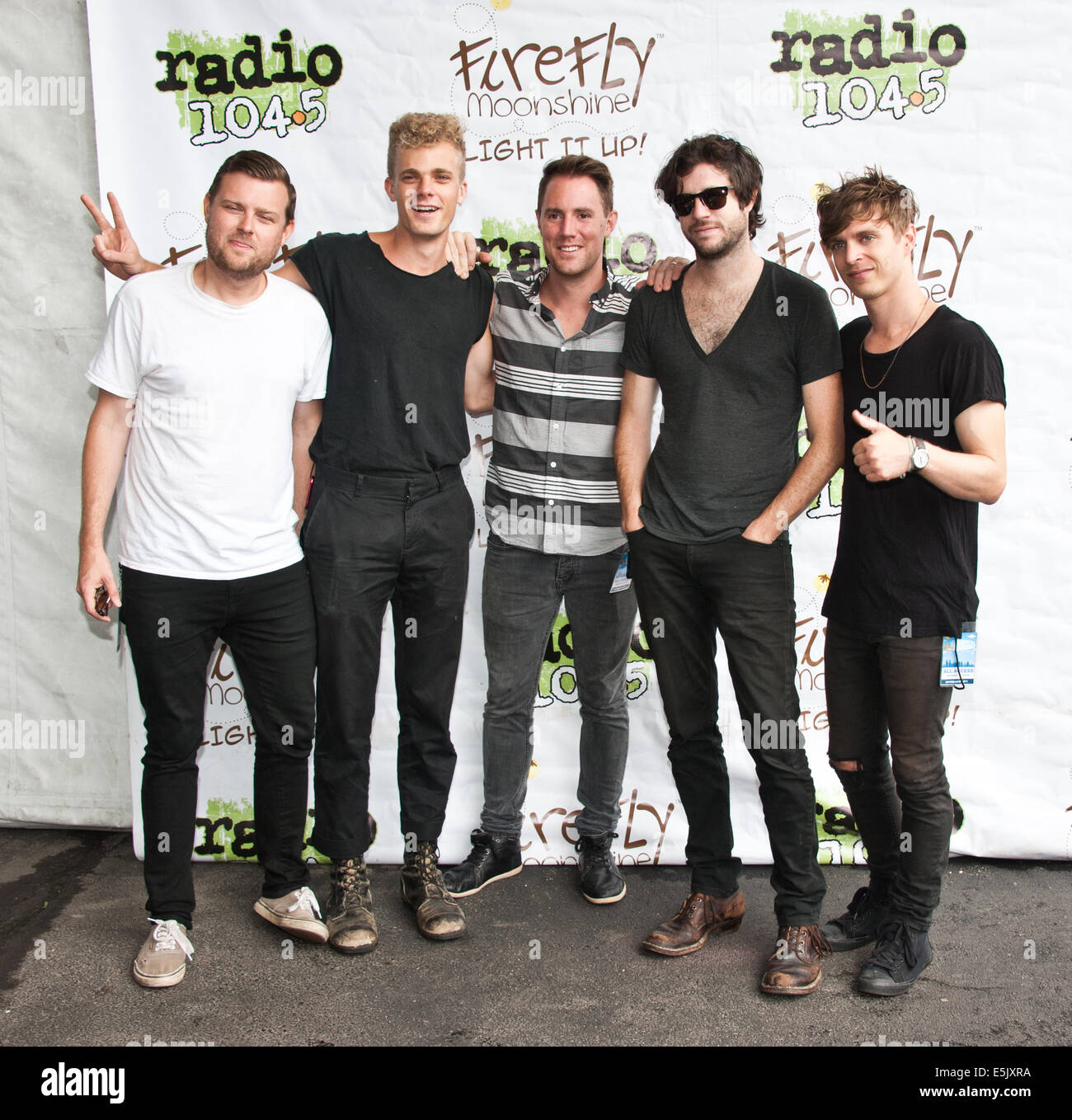 Philadelphia, Pennsylvania, USA. 2. August 2014. (L, R) Eric Wilson, Harry West, Keegan DeWitt, Dabney Morris und Jeremy Bullock der amerikanischen Indie-Rock Band Wild Cub posieren bei Radio 1045 Sommer Block Party Konzert am Festival Pier auf 2. August 2014 in Philadelphia, Pennsylvania, Vereinigte Staaten von Amerika. Bildnachweis: Paul Froggatt/Alamy Live-Nachrichten Stockfoto