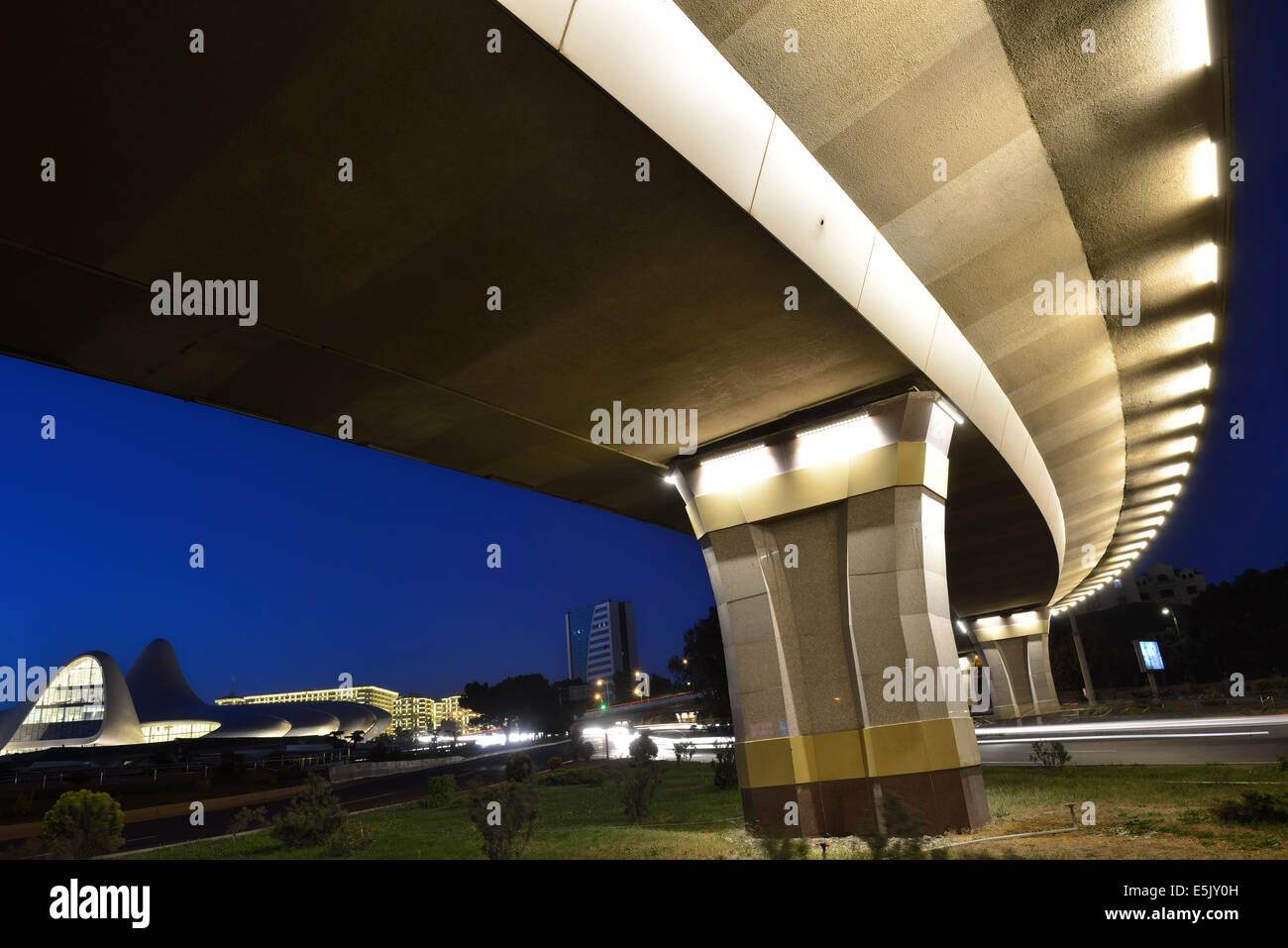 Heydar Aliyev Zentrum gesehen unter einer zweispurigen Weg Überführung, Baku, Aserbaidschan Stockfoto